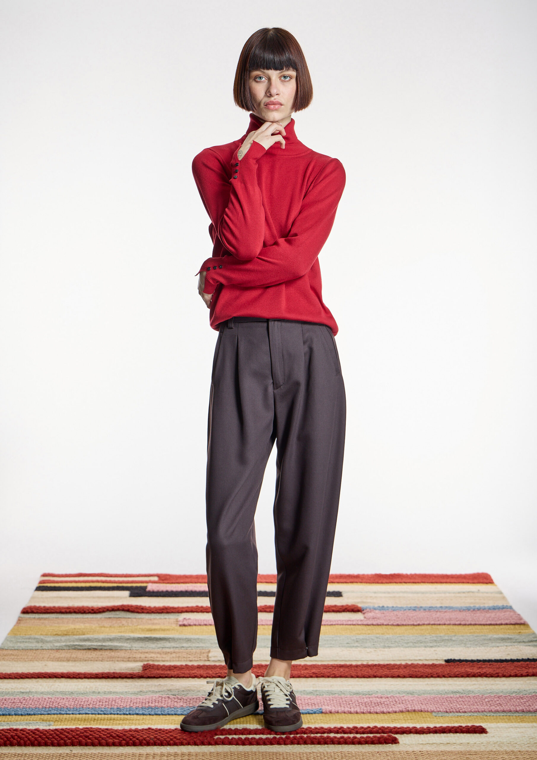 PANTALÓN MARRÓN CON PINZAS Y CORTE CARROT