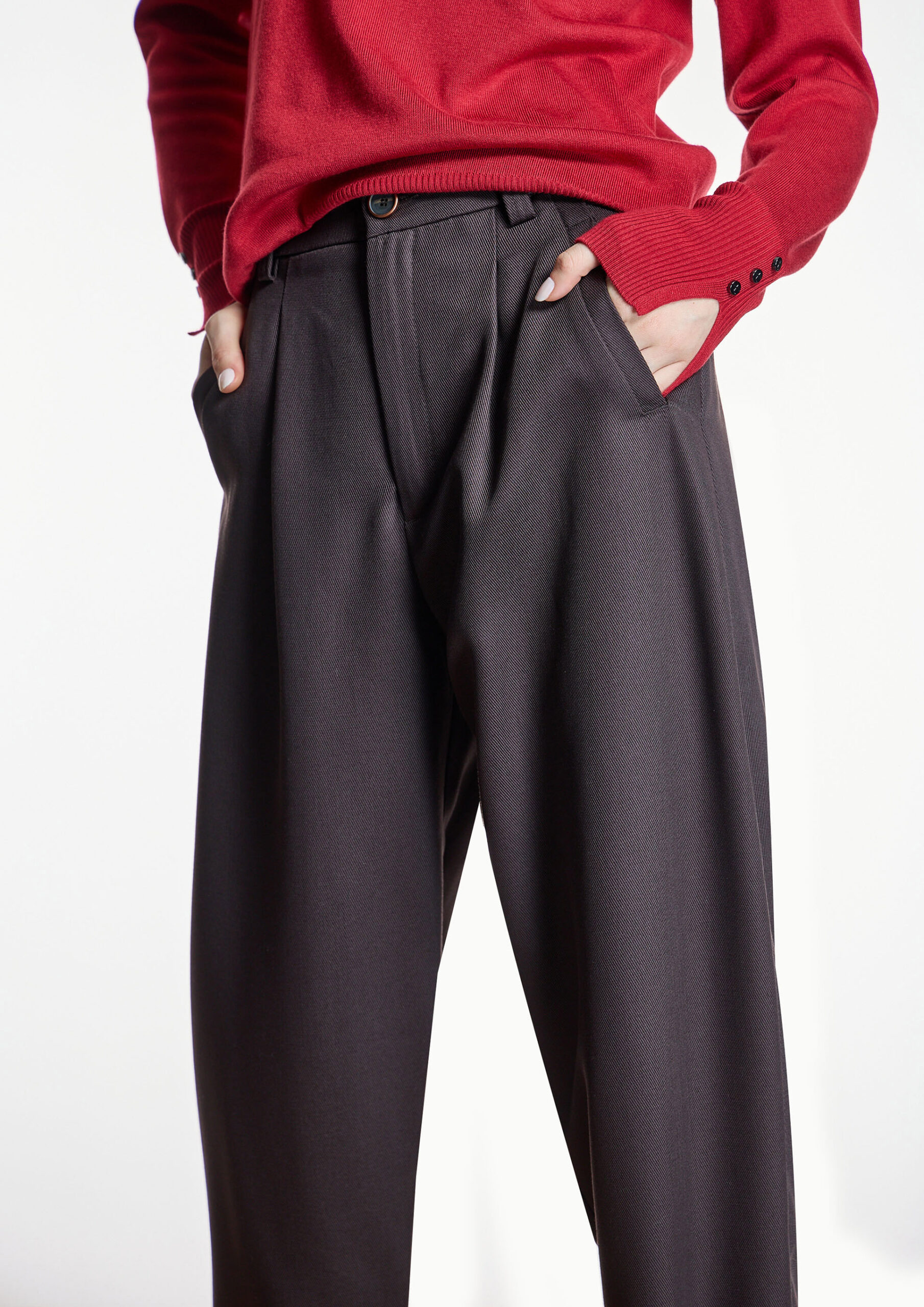 PANTALÓN MARRÓN CON PINZAS Y CORTE CARROT - Imagen 3