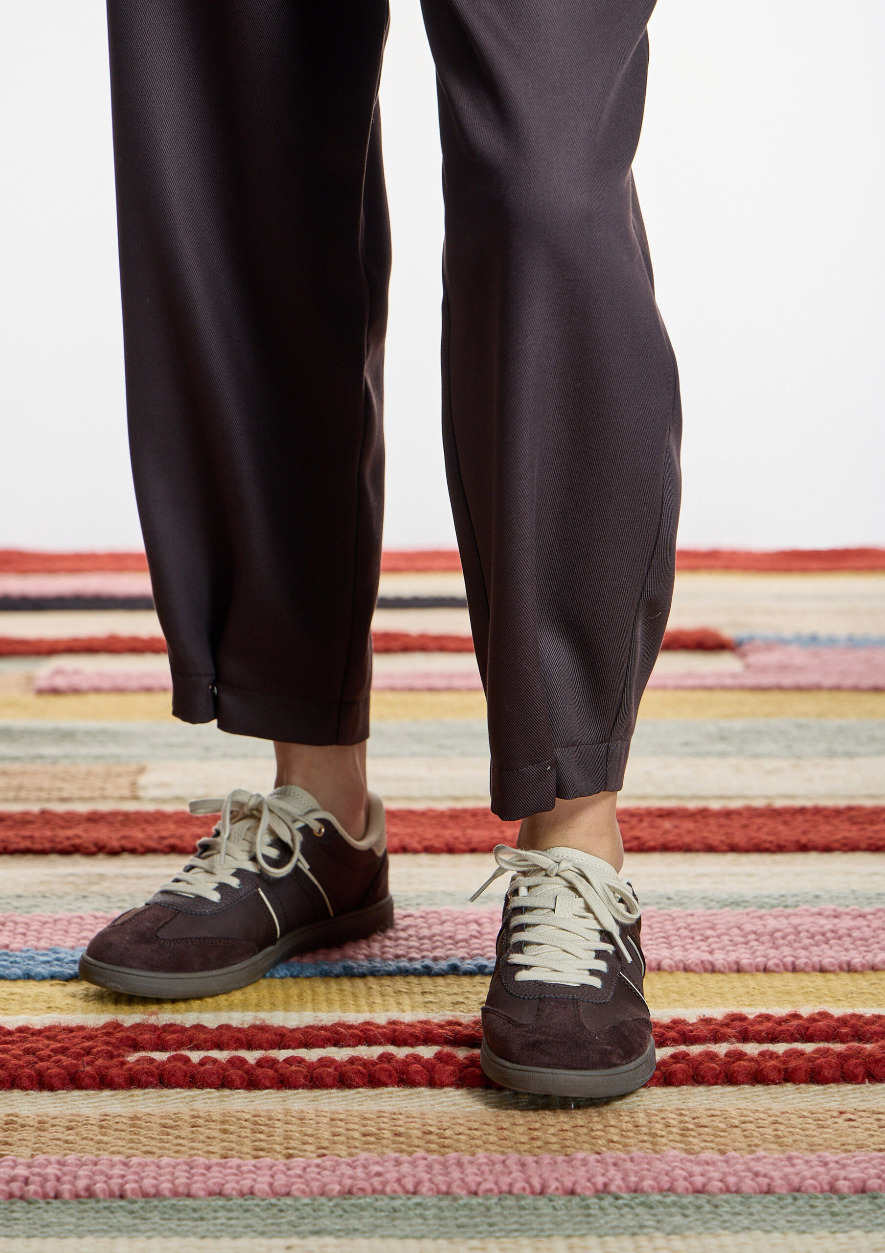 PANTALÓN MARRÓN CON PINZAS Y CORTE CARROT - Imagen 4