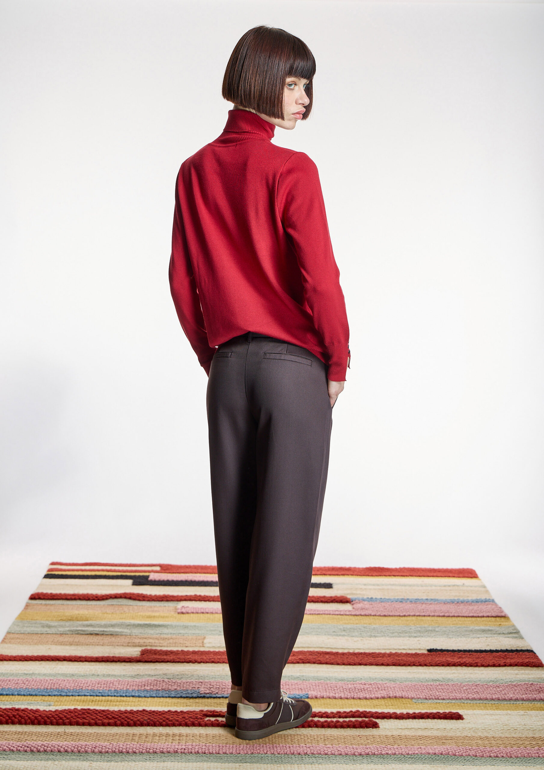 PANTALÓN MARRÓN CON PINZAS Y CORTE CARROT - Imagen 5