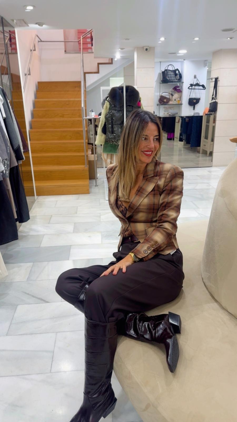 PANTALÓN MARRÓN CON PINZAS Y CORTE CARROT - Imagen 9
